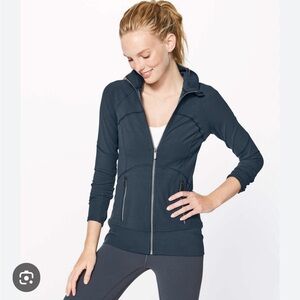 Lululemon Contour jacket . Nocturnal Teal. Size 8 VG condition